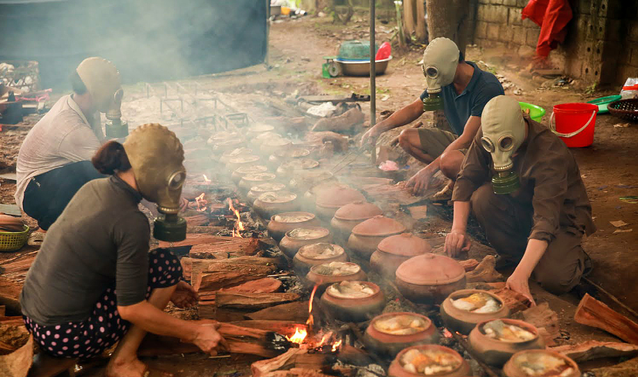 người dân Vũ Đại đeo mặt nạ để kho cá