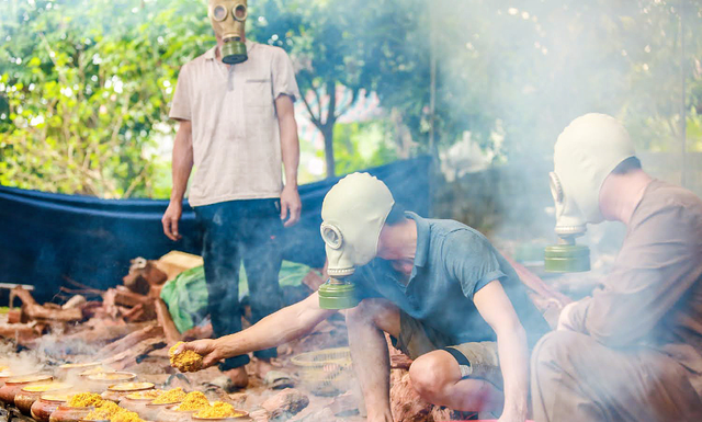 Dân làng Vũ Đại đeo mặt nạ kho cá phục vụ Tết